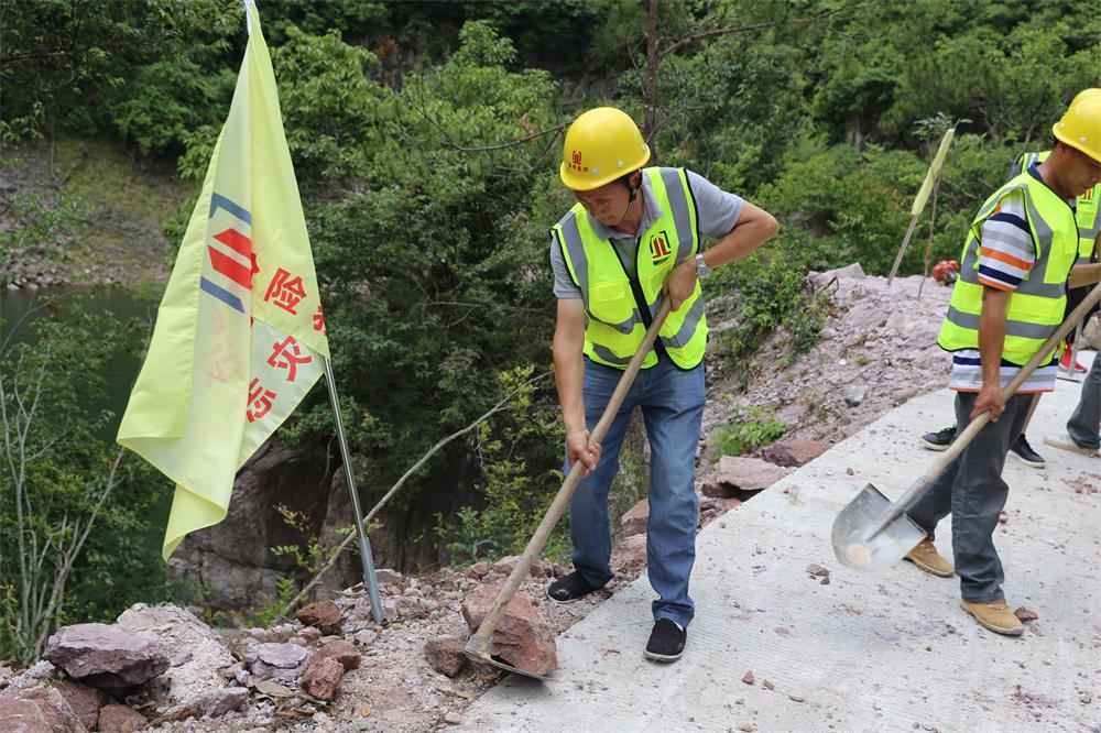 福建晉恒建設工程有限公司前往錢園橋大隊塹上村搶險救災