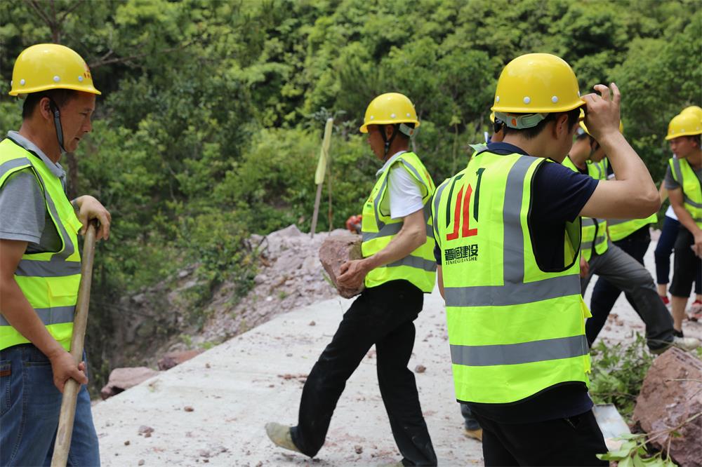 福建晉恒建設工程有限公司前往錢園橋大隊塹上村搶險救災