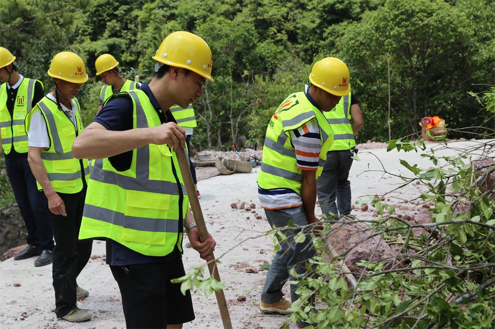 福建晉恒建設工程有限公司前往錢園橋大隊塹上村搶險救災