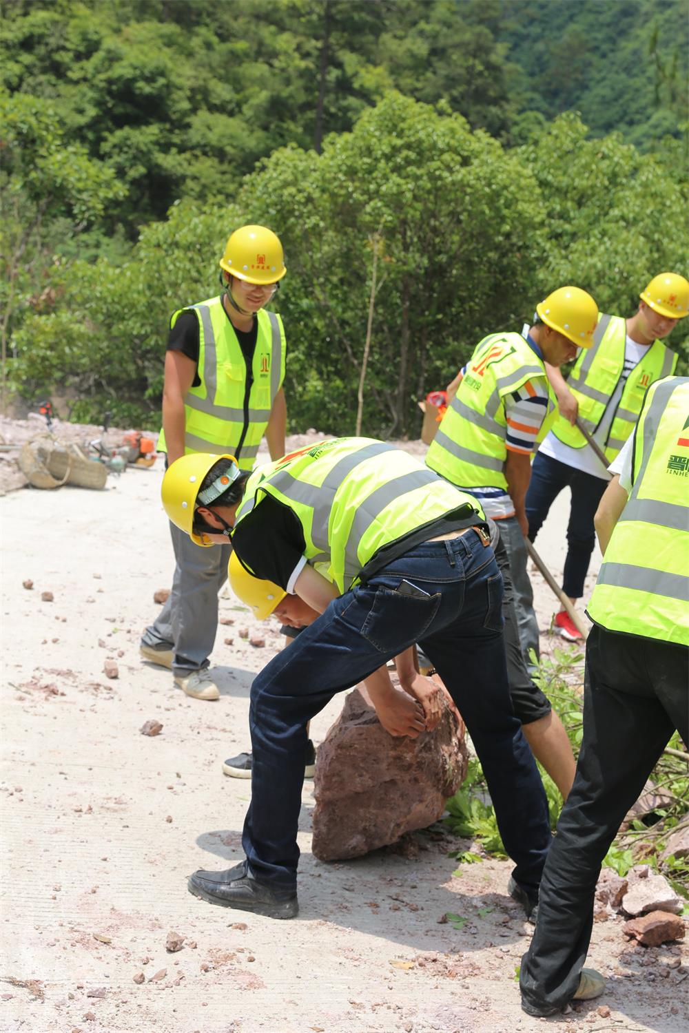 福建晉恒建設工程有限公司前往錢園橋大隊塹上村搶險救災