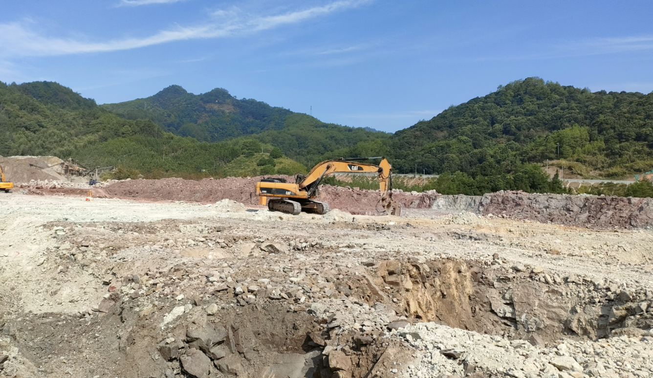 葉蕓書記和胡軍副縣長到松溪縣標準化廠房項目視察施工現場進度情況